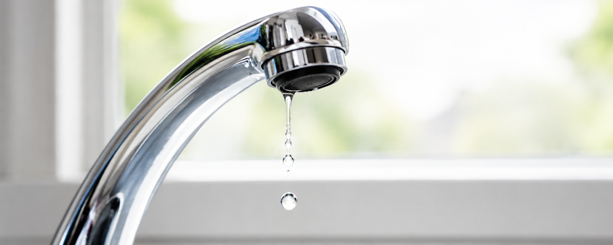 Canilla rota con pérdida de agua